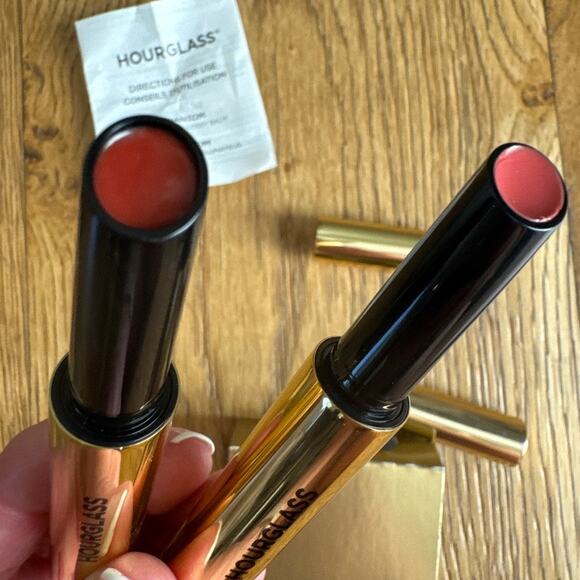 Hourglass - Phantom Volumizing Glossy Balm Duo in Red & Pink - Picture 5 of 5